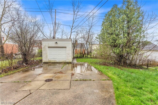 Building Photo - 21206 Hillgrove Ave