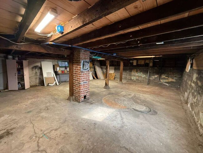 Building Photo - Two Bed 1 Bath House with Fenced Backyard!