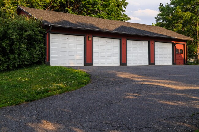 Building Photo - 48 Hemlock St