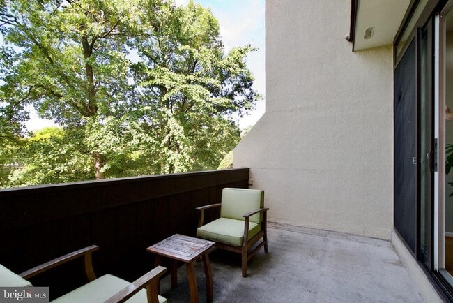 Building Photo - 2204 S Quincy St