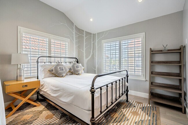 Building Photo - 815 W 15th St