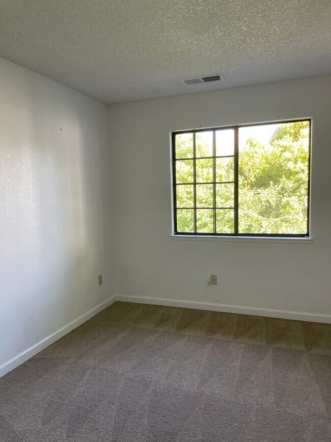 Building Photo - Bennett Valley Condo with Garage!