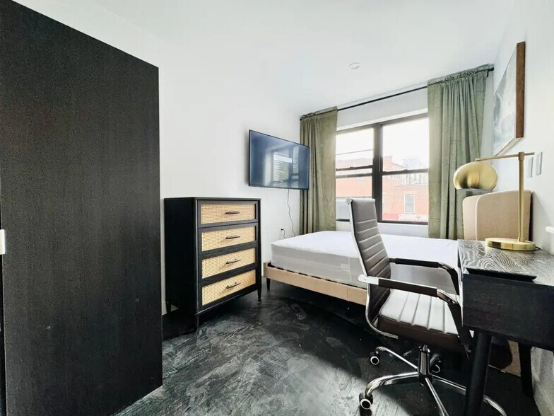 Building Photo - Furnished room/NOT APARTMENT
