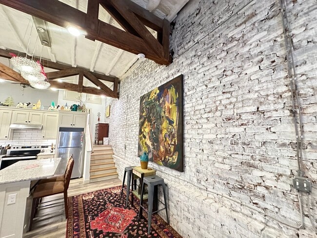 Building Photo - Fully Furnished & All-Inclusive Loft in Do...
