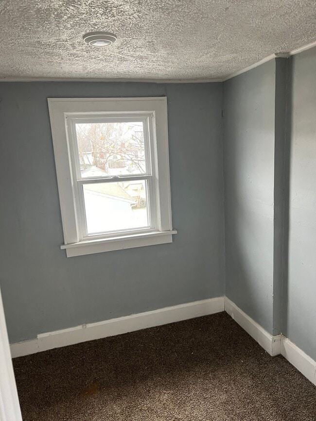 Building Photo - 3 Bed / 1.5 Bath Updated Home with Off-Street Parking!