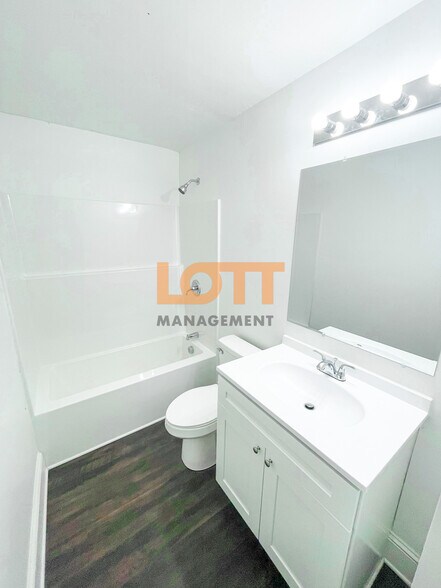 Building Photo - 10 Lowndes Ave