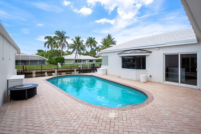 Building Photo - 1332 Tamarind Way