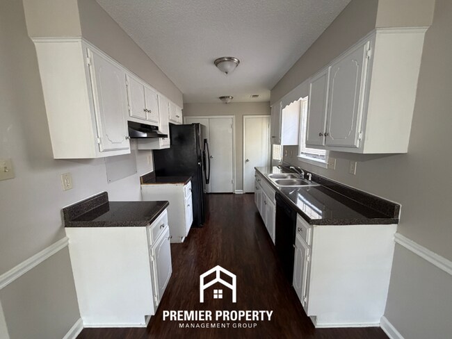 Building Photo - Charming 3BR/2BA Bartlett Area Home | Brick Fireplace & Bay Window