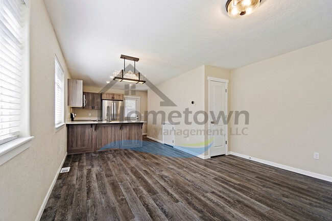 Building Photo - 3 Bedroom 2 Bathroom Home with Attached 2 ...