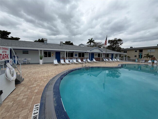 Building Photo - 1301 N 12th Ct