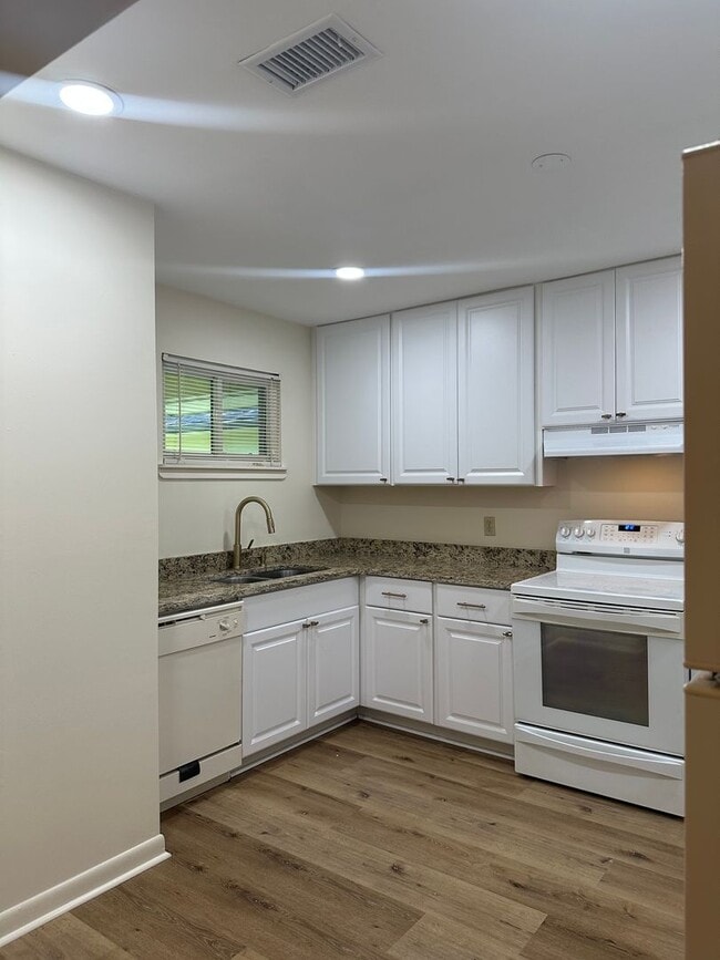 Building Photo - Gorgeous 2/1 located in the heart of Talla...