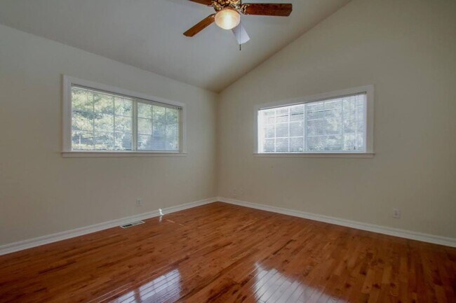 Building Photo - Mountain Living / Easy Commute Location