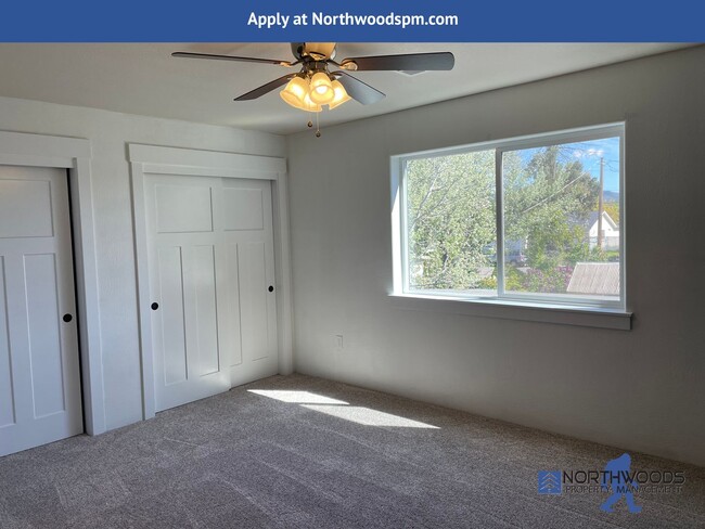 Building Photo - Gorgeous 2 Bedroom 2.5 Bath Townhome  in White City