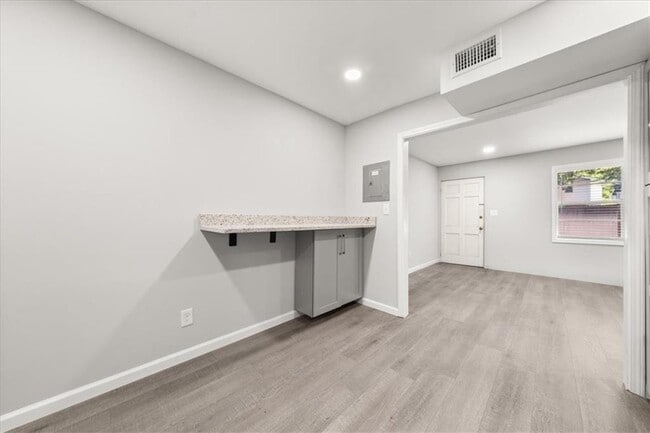 Building Photo - 2637 Lester St