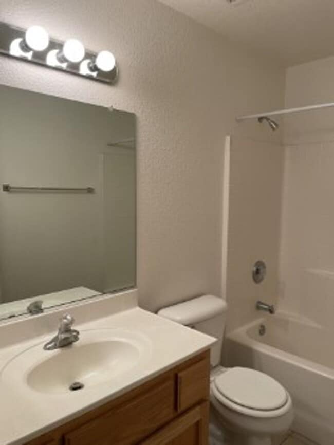 Building Photo - 711 Delta Dr
