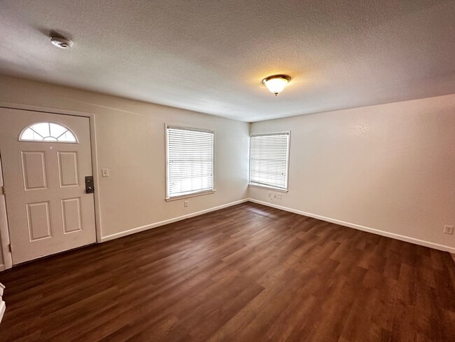 Building Photo - Great 2 Bedroom Townhouse Near UNLV!