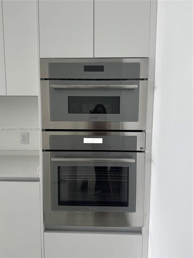 Building Photo - 700 NE 24th St