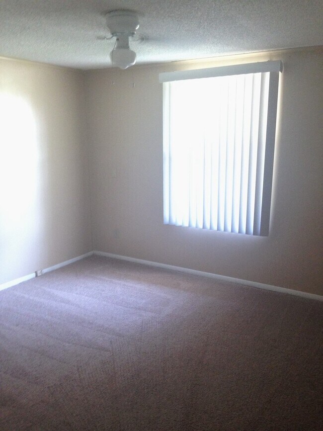 Building Photo - 217 Acorn Dr