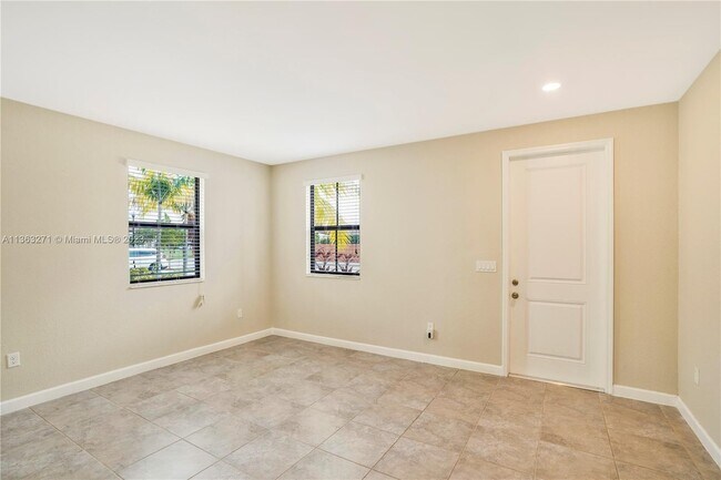 Building Photo - 2637 SE 1st St