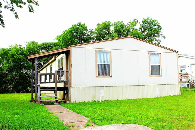 Building Photo - Spacious 4 bedroom mobile home ready for a...