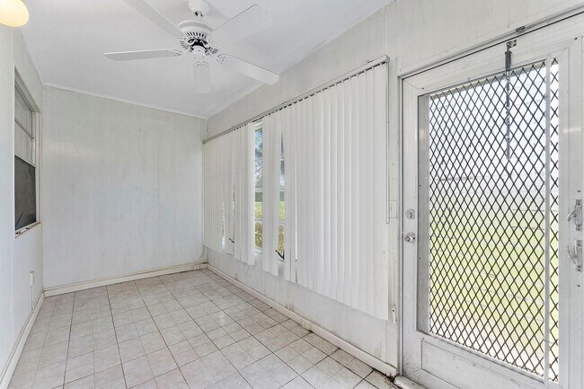 Building Photo - 1052 Hythe A