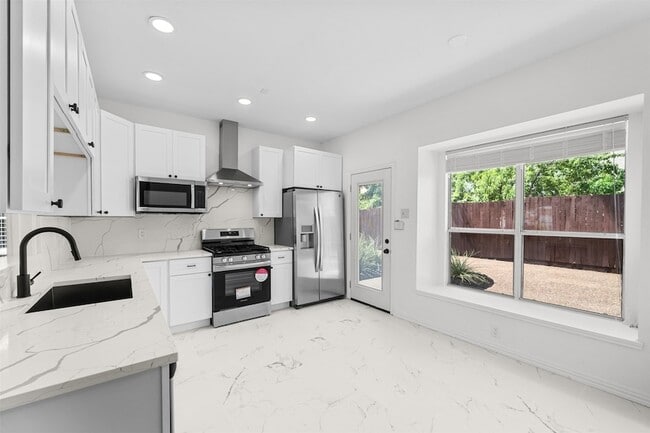 Building Photo - 4709 Thorntree Dr