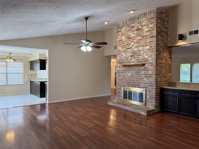 Building Photo - 3031 Green Fields Dr