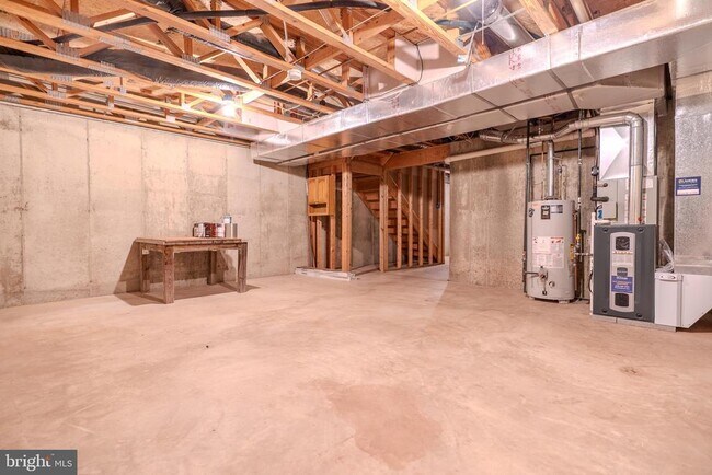 Building Photo - 200 Strawberry Ln