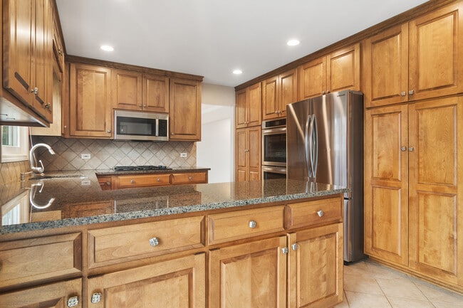 Building Photo - 10 Fairview Ave