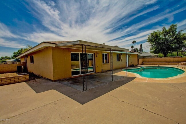 Building Photo - 1030 E Manhatton Dr