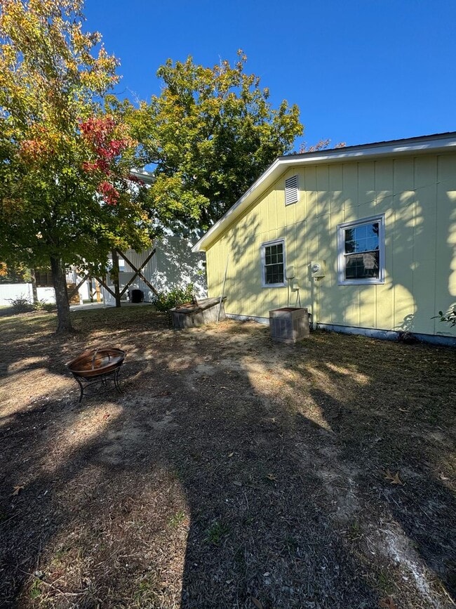 Building Photo - FULLY FURNISHED Wooded Oak Island area  3 Bed/1 Bath