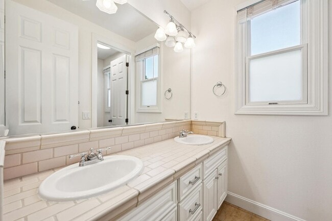 Building Photo - Luxurious Home in Downtown Palo Alto Available Now