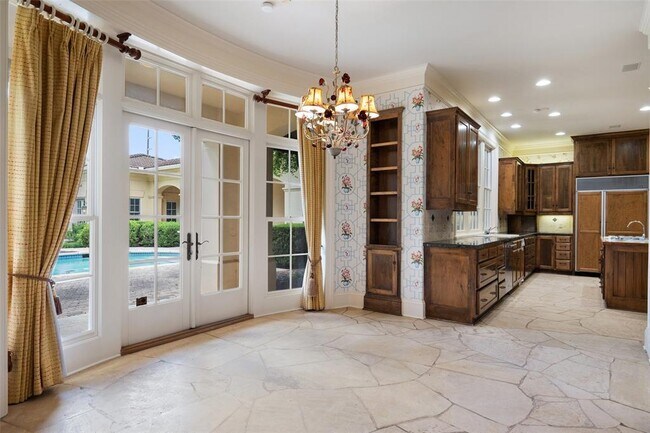 Building Photo - 602 Las Lomas Dr