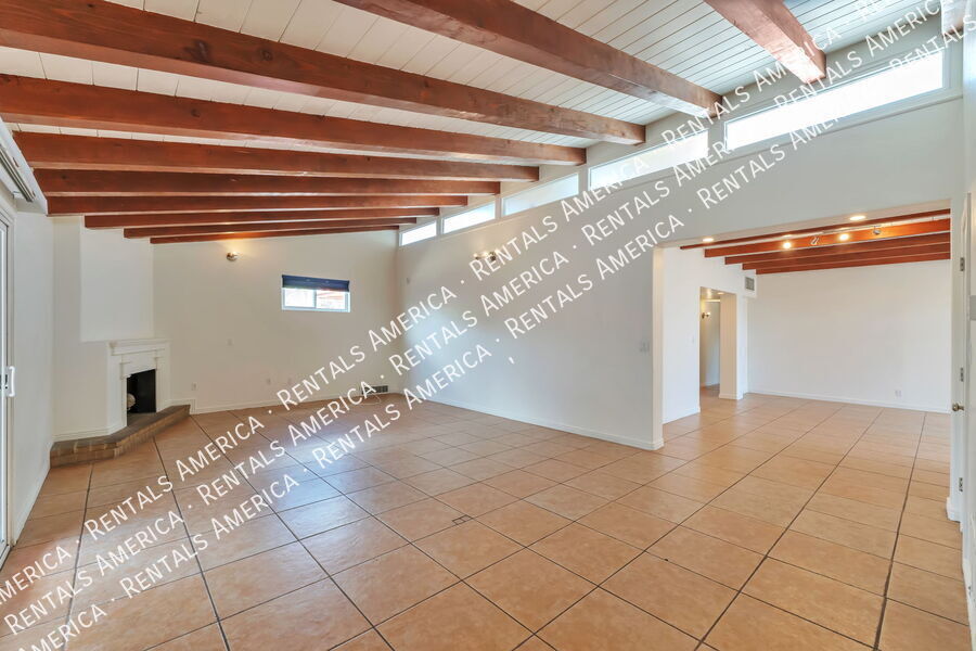 Building Photo - 2250 E La Mirada St