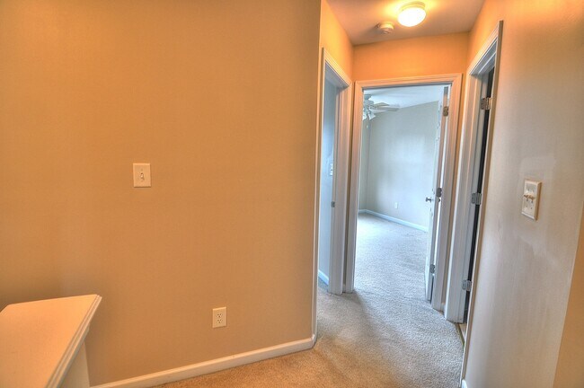 Building Photo - Light, Bright Governor's Village Townhome