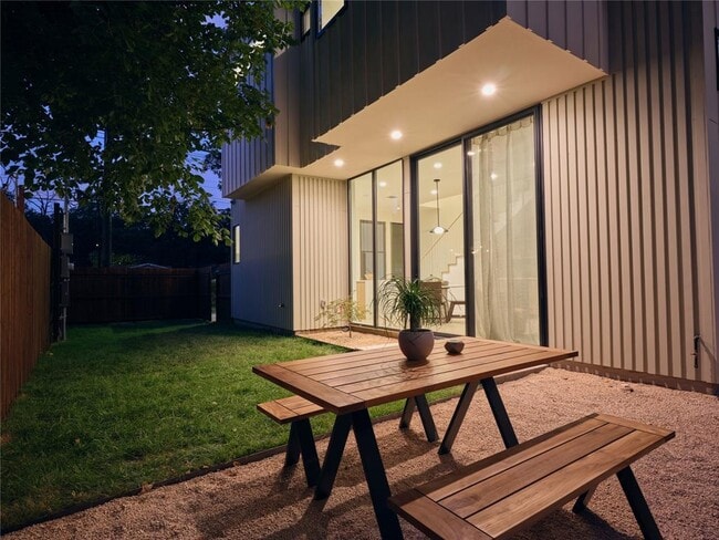 Building Photo - 2206 Holly St