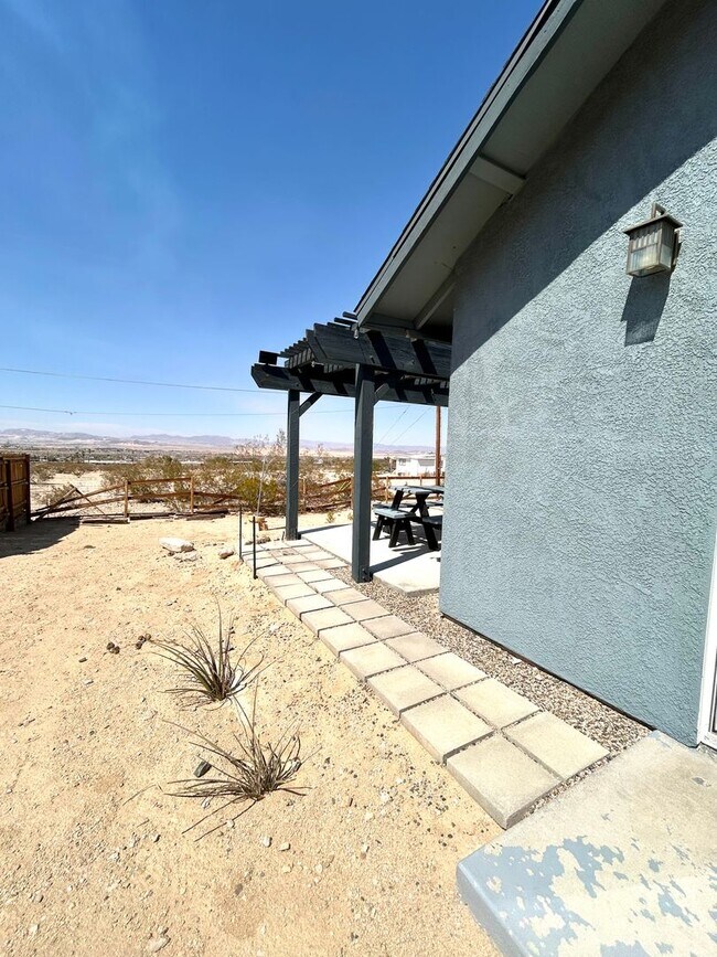 Building Photo - Furnished 3 Bedroom 2 Bathroom Home