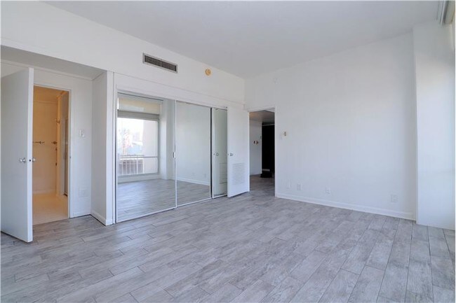 Building Photo - 4600 Ocean Dr