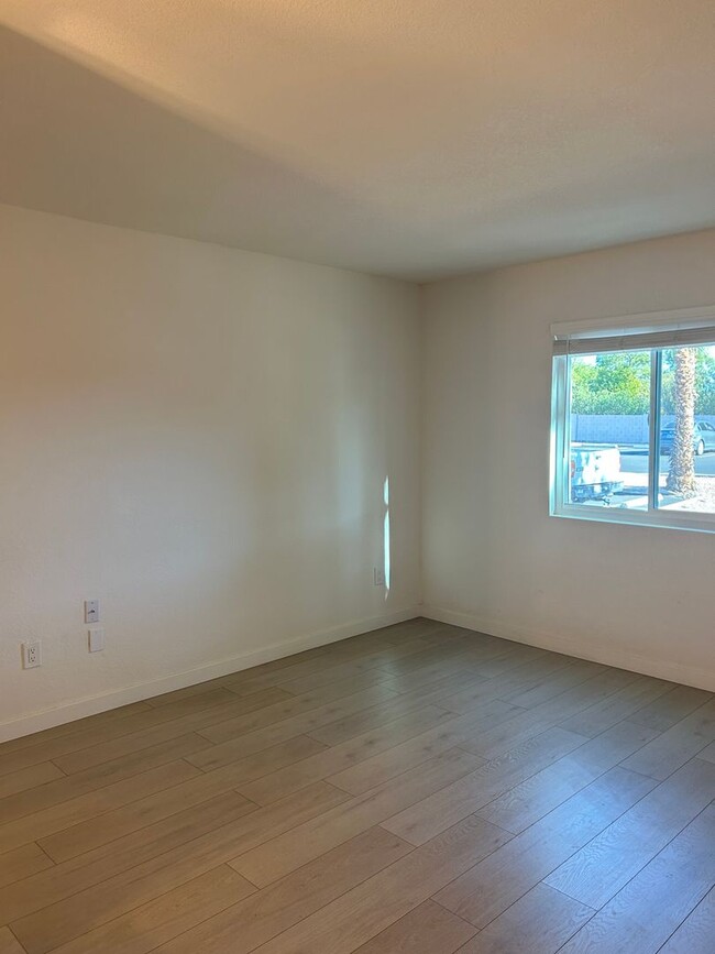 Building Photo - Floor Unit 2 Bedroom 2 Bath in Great Location