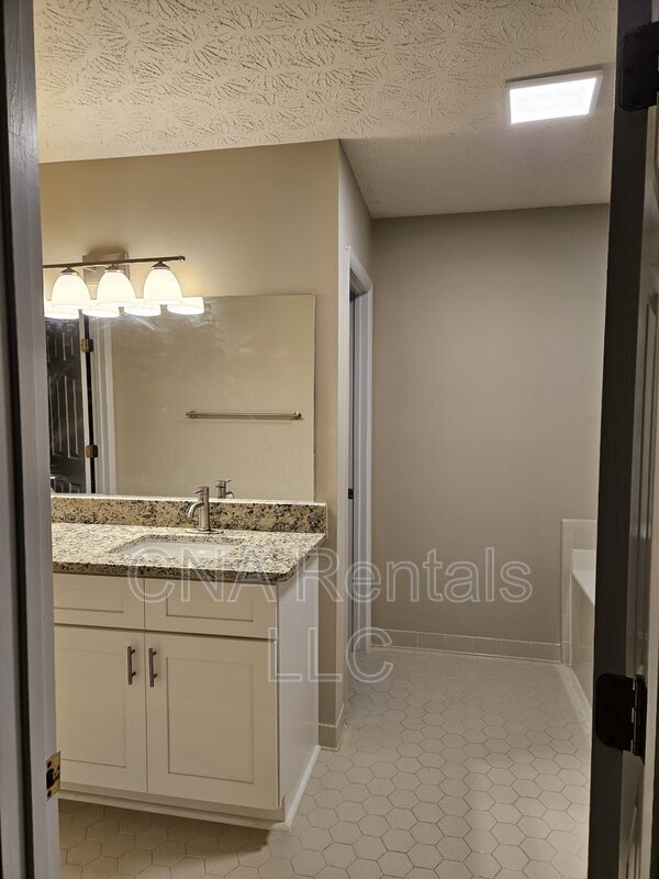 Building Photo - 4635 Hampton Square Dr