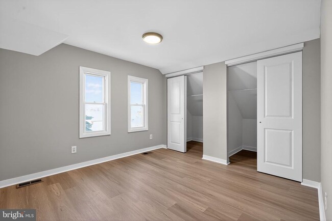 Building Photo - 325 Monmouth St