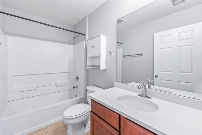 Building Photo - Cute, Convenient Townhome!