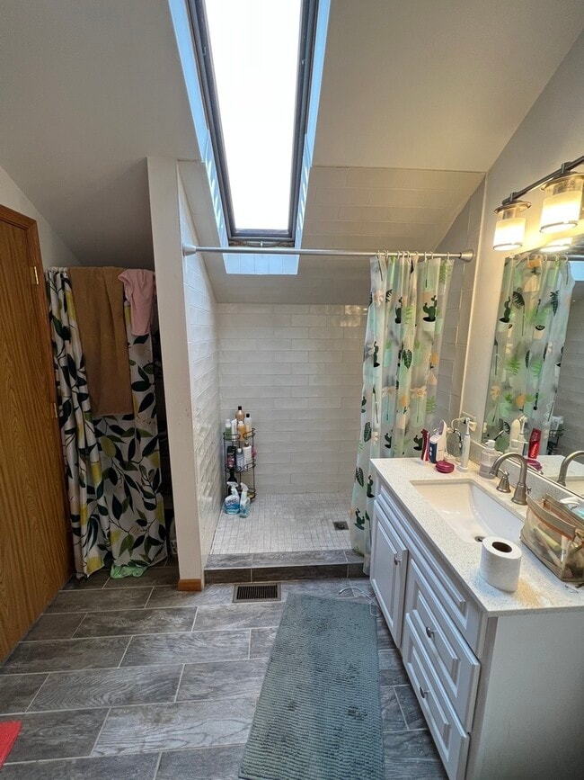 Building Photo - 4101 N Kenmore Ave