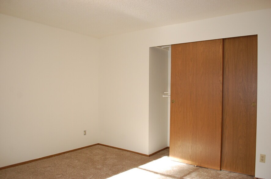 Building Photo - 108 Kensington Ave S