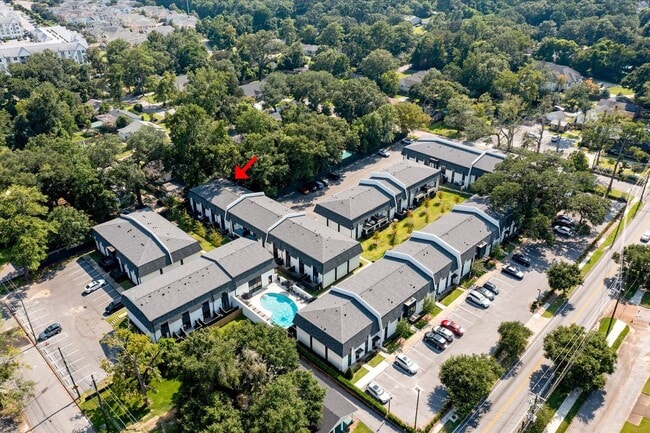 Building Photo - SPRING HILL OAKS CONDOMINIUMS