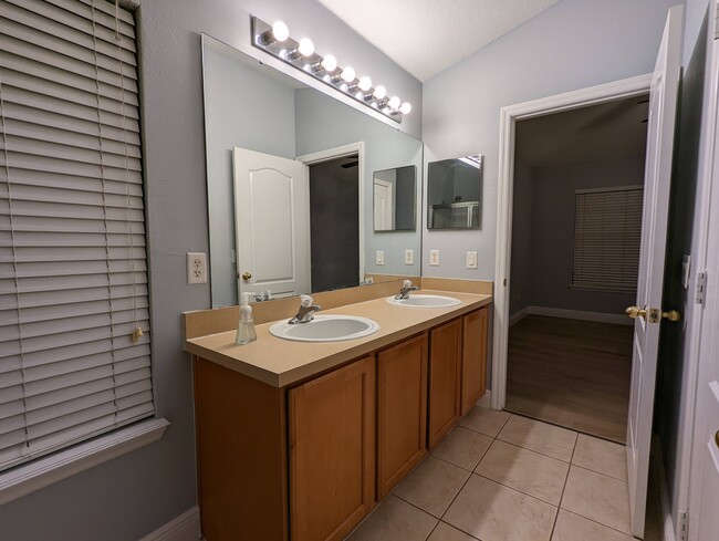 master bath - 3711 Pine Oak Trl