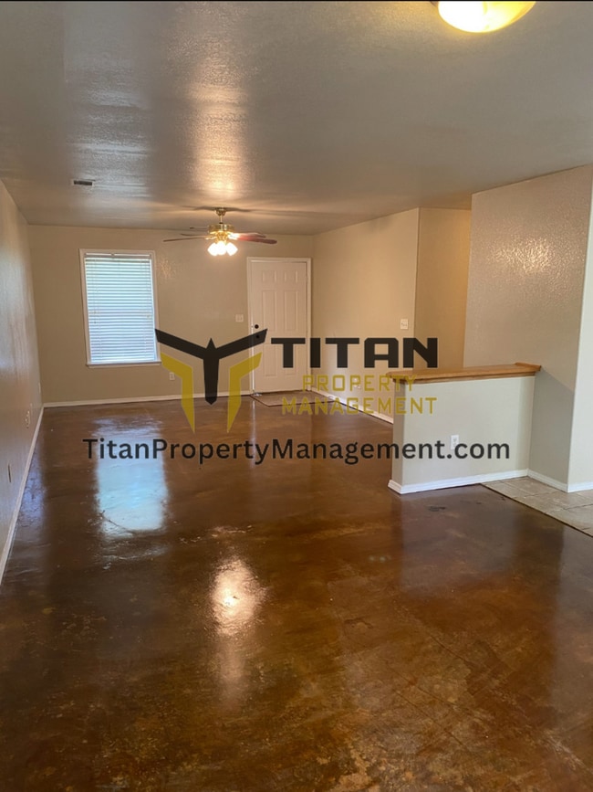 Building Photo - 3b/2b house