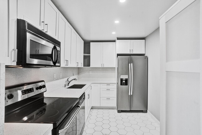 Building Photo - 3701 N Country Club Dr
