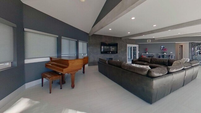 Building Photo - Waterfront Lido Island with Pool