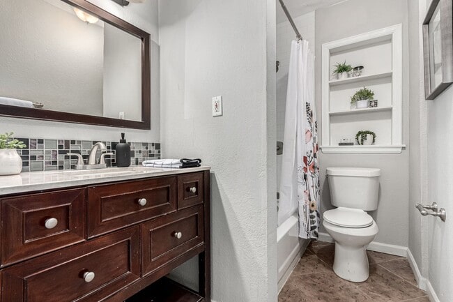 Building Photo - Remodeled 3BD, 2BA Half Duplex in East Den...